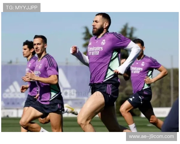 深紫色足球内搭紧身衣彰显运动魅力 让运动员舒适与时尚兼备